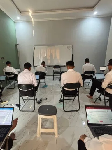 Siswa Makala Taruna belajar di kelas